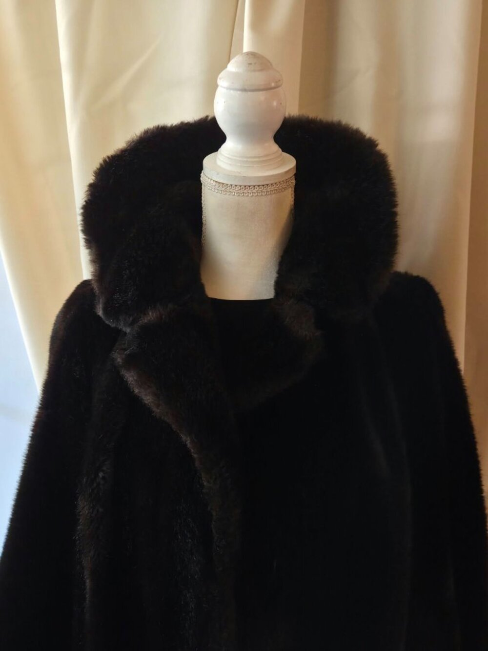 Very Nice Vintage Tissavel/ Tocci Made in England Faux Fur Coat Sz L.